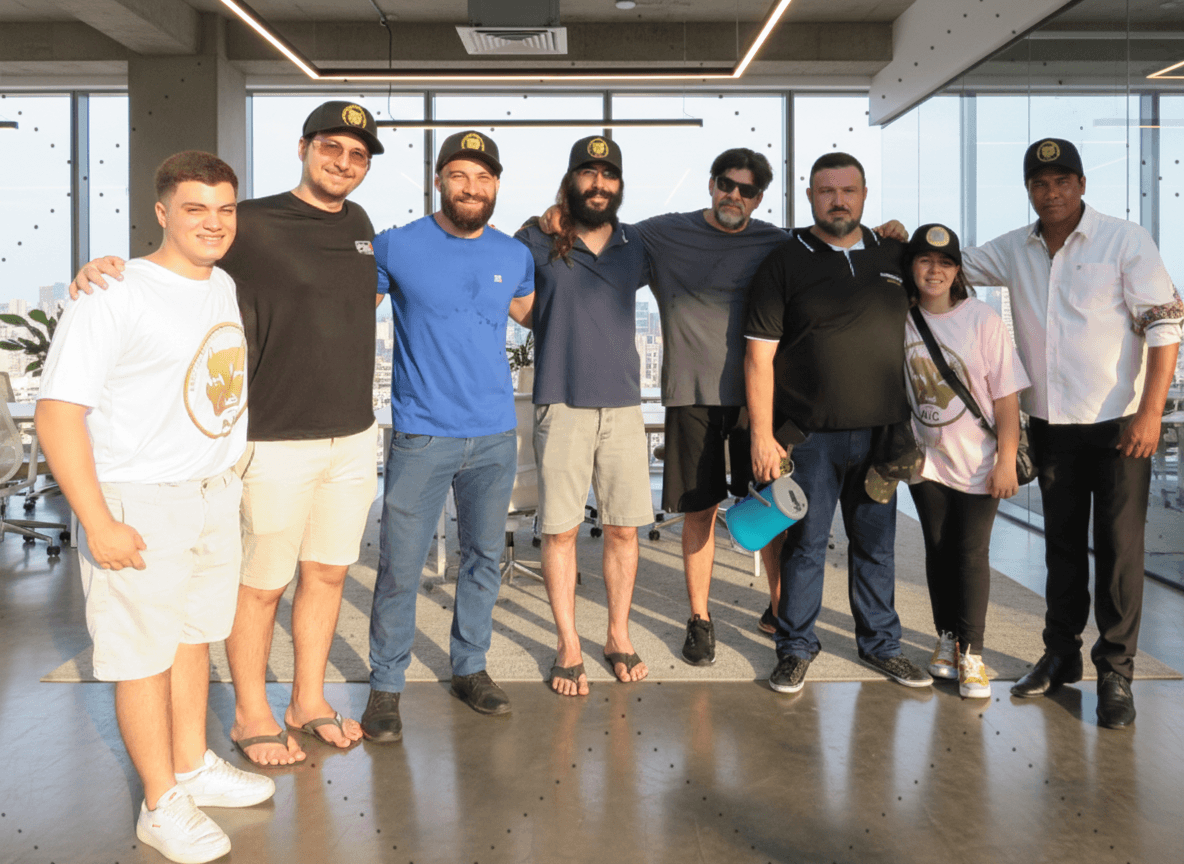 A equipe da AIC, foto real do acervo da associação